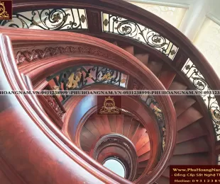 Lan Can Cầu Thang Sắt Mỹ Thuật Kết Hợp Gỗ Đỏ Lào – Đỉnh Cao Tinh Xảo Cho Không Gian Tân Cổ Điển