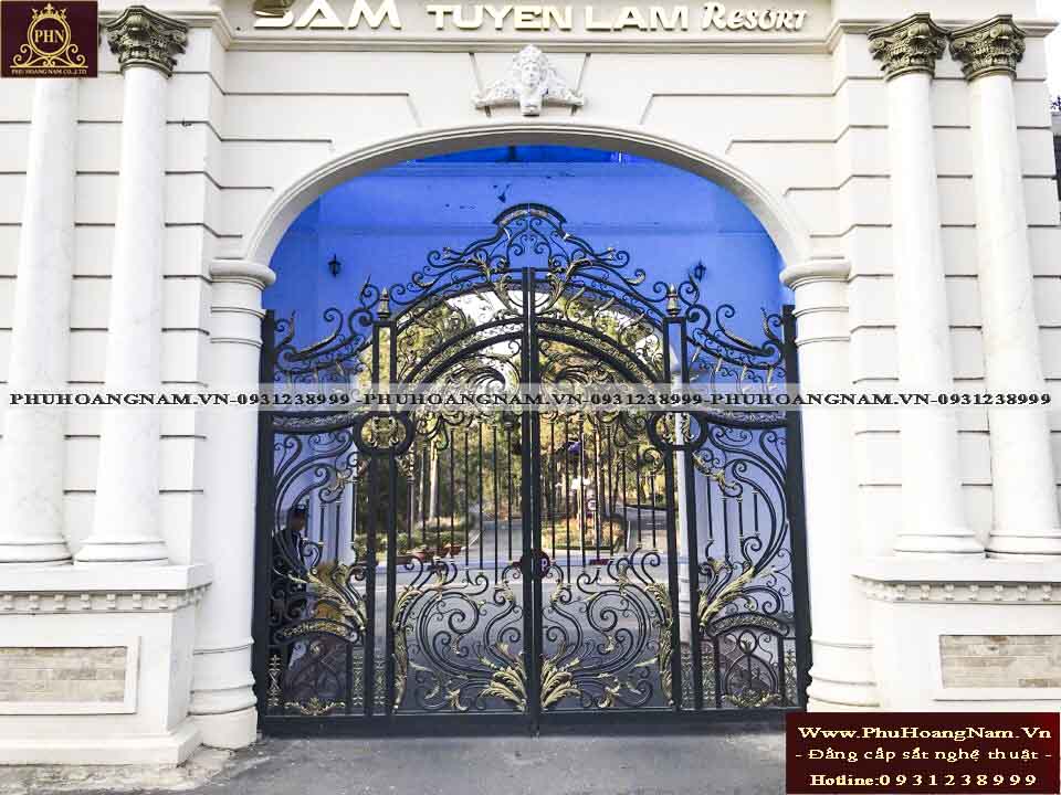 cửa cổng sắt mỹ nghệ đẹp cho biệt thự vườn